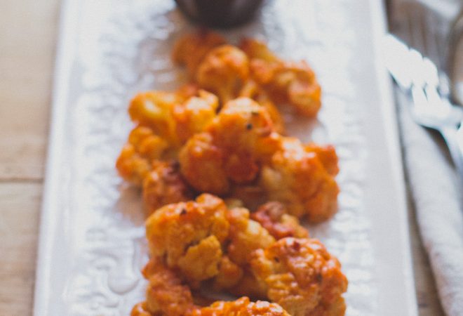 Sült karfiol „szárnyak” fokhagymás majonézes mártogatóssal (laktózmentes, vegán)