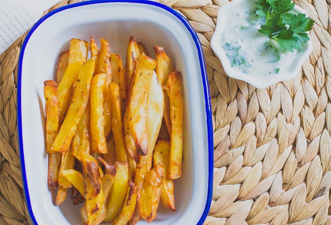 Ropogós sültkrumpli joghurtos zöldfűszeres mártással (laktózmentes, gluténmentes, vegán)